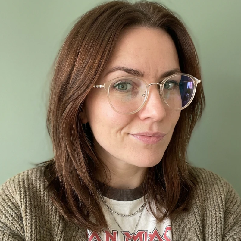 Mia Ferguson MTR98 - Lifestyle